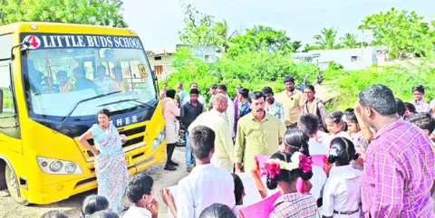 చిన్నారికి శాశ్వత ఉచిత బస్‌పాస్‌ అందజేత 