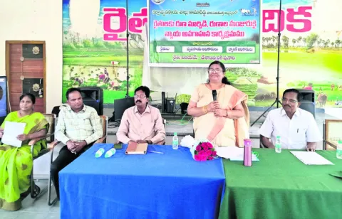 ‘బ్యాంకు రుణాలు ఇప్పించాలి’