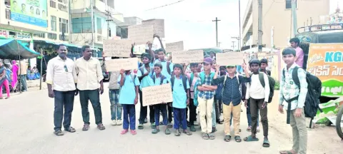 ‘మా పాఠశాలను దొంగల బారి నుంచి కాపాడండి’