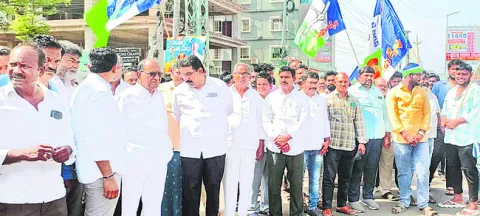  జననేతపై ఉప్పొంగిన అభిమానం 