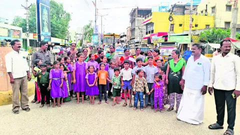 తరగతుల విలీనంపై తల్లుల ఆందోళన 