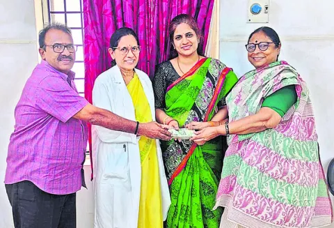 రెడ్‌క్రాస్‌ కేన్సర్‌  ఇన్‌స్టిట్యూట్‌కు విరాళం