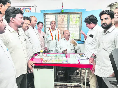 కార్మికశాఖ సహాయ అధికారి ఘెరావ్‌ 
