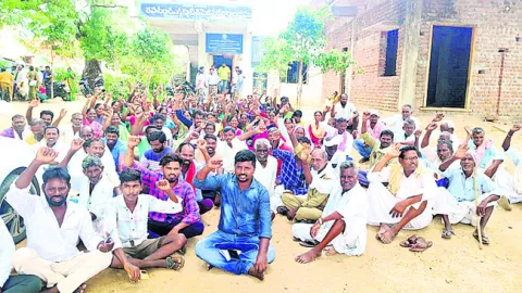 భవన నిర్మాణం ఆపాలని ఆందోళన