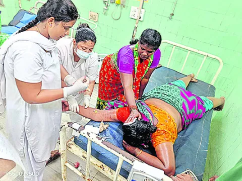 రోడ్డు ప్రమాదంలో మహిళకు తీవ్రగాయాలు 