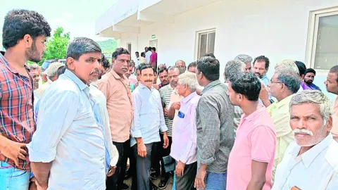 మామిడి రైతుల ముట్టడి 
