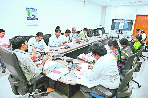 ఇందిరమ్మ నిర్మాణాల్లో వేగం పెంచండి 