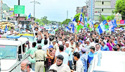  పేరేచర్ల జంక్షన్‌లో పోటెత్తిన జనం 