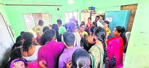 విద్యార్థుల భవిష్యత్‌ ఏమవ్వాలి..? 
