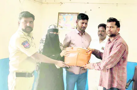 నిజాయతీ చాటుకున్న ఆర్టీసీ ఉద్యోగులు
