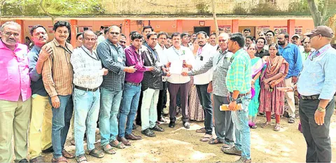 నల్ల బ్యాడ్జీలతో   లెక్చరర్ల నిరసన