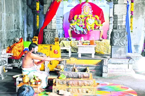 యాదగిరి క్షేత్రంలో కోలాహలం