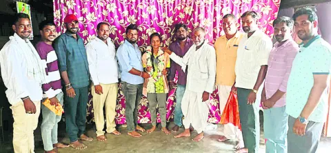 విద్యార్థినికి సన్మానం