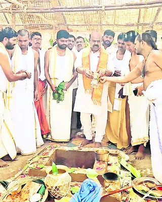 ఘనంగా విగ్రహ ప్రతిష్ఠాపన
