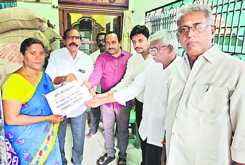 కార్డుదారులకు సరుకులు సక్రమంగా అందించాలి 