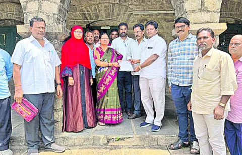 ప్రైమరీ స్కూల్‌ హెచ్‌ఎం పోస్టులు ఎస్జీటీలతో భర్తీ చేయాల