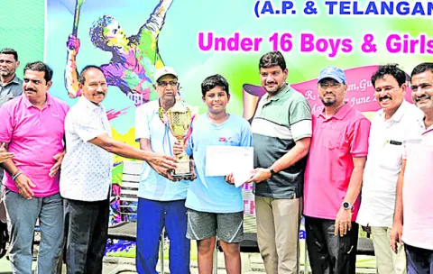 చిన్నారులతో మైదానాలు కళకళలాడాలి 