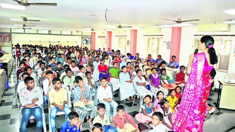 అనాథ బాలబాలికల జీవితాల్లో వెలుగులు 