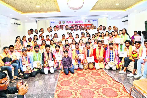 విద్యార్థులు ఉన్నత లక్ష్యాలు ఎంచుకోవాలి