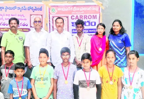 క్యారమ్‌ టోర్నమెంట్‌కు విశేష స్పందన 