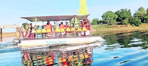 కిన్నెరసానికి పోటెత్తిన పర్యాటకులు