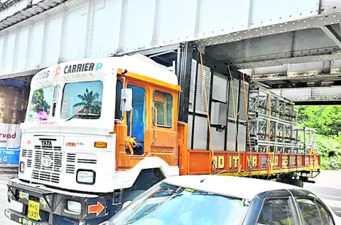 అండర్‌పాస్‌లో ఇరుక్కుపోయిన లారీ 