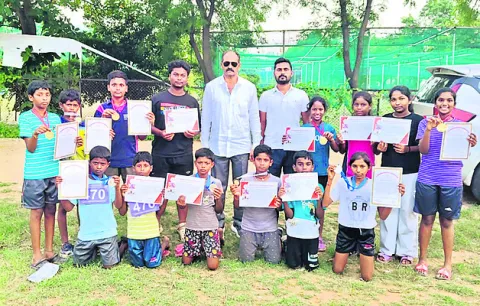 ఆరుగురు క్రీడాకారులు.. 9 మెడల్స్‌
