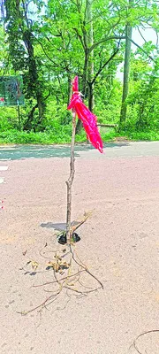 రోడ్డుపై గుంత.. కర్రే హెచ్చరిక
