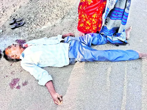 రోడ్డు ప్రమాదంలో  కార్మికుడి మృతి  