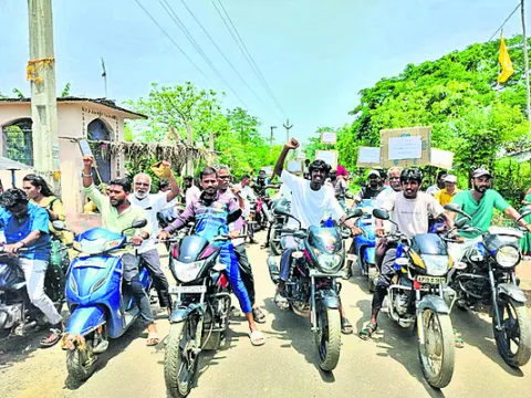 ● ఆఫ్‌షోర్‌ నిర్వాసితుల బైక్‌ ర్యాలీ 