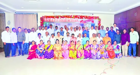 35 ఏళ్ల తర్వాత కలుసుకుని.. 