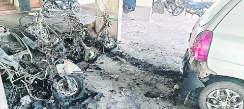 నాలుగు వాహనాలు దగ్ధం