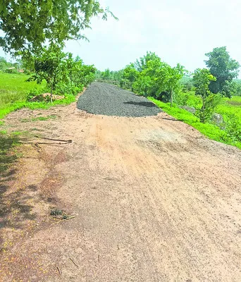 బీటీ రోడ్డుకు బ్రేక్‌! 