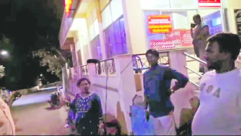 ఇద్దరు సీఆర్వో ఆఫీసు గుమస్తాల సస్పెన్షన్‌ 