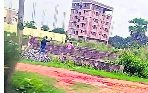 ఆగని అక్రమ నిర్మాణం 