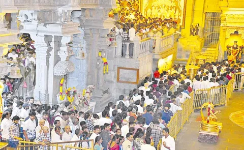 Huge Crowd At Yadagirigutta Sri Lakshmi Narasimha Swamy Temple