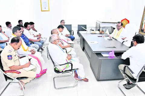 భక్తులకు అభిషేక జల సంప్రోక్షణ, హారతి