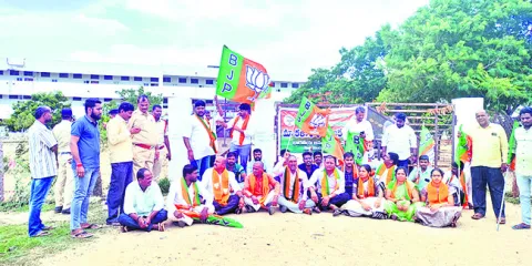 విద్యార్థుల జీవితాలతో చెలగాటమాడొద్దు