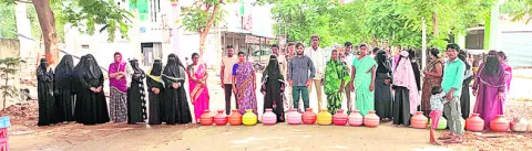 ఖాళీ బిందెలతో ఆందోళన