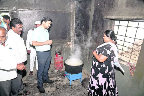 మెనూ ప్రకారం భోజనం అందించాలి