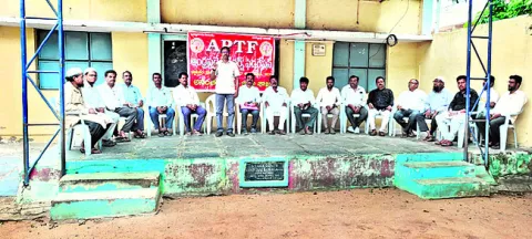 అసంబద్ధ జీఓలతో అన్యాయం చేశారు 