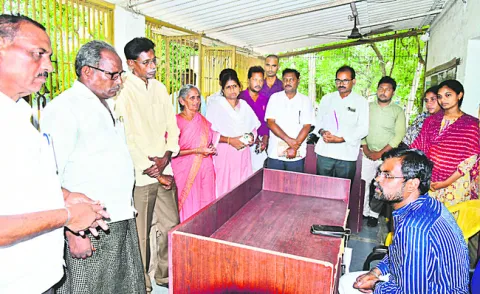 మోపిదేవిలో కలెక్టర్‌ బాలాజీ పర్యటన 