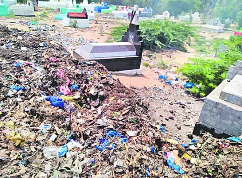 డంపింగ్‌ యార్డుగా శ్మశాన వాటిక 