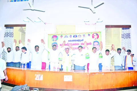 మంత్రి పదవులు ఇవ్వకుంటే గుణపాఠం చెబుతాం