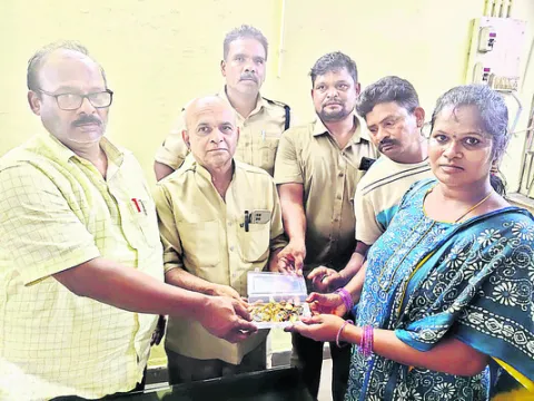ఆర్టీసీ సిబ్బంది నిజాయితీ   
