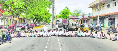 ధాన్యం డబ్బుల కోసం రోడ్డెక్కిన రైతులు