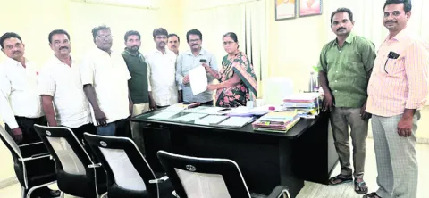 మున్సిపల్‌ కార్మికుల దీక్షకు సంఘీభావం 