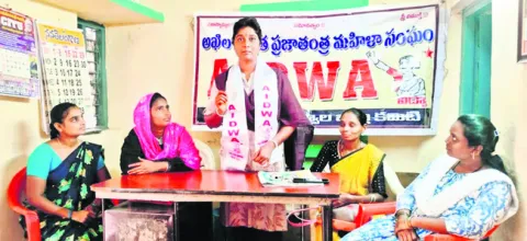 ఫీజుల నియంత్రణపై చర్యలు తీసుకోవాలి 