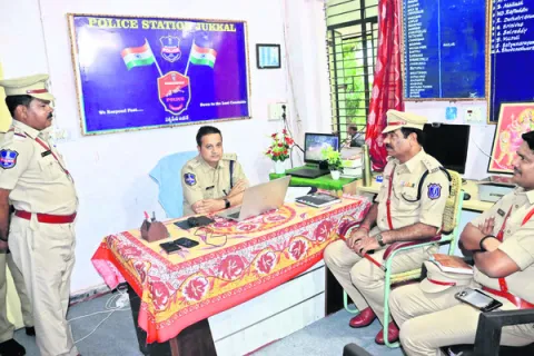 ఫిర్యాదుదారులతో బాధ్యతగా వ్యవహరించాలి 