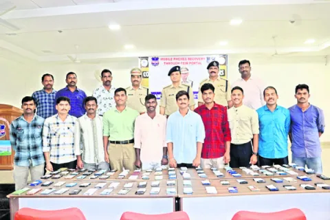 ఫోన్‌ల రికవరీలో జిల్లా ముందంజ
